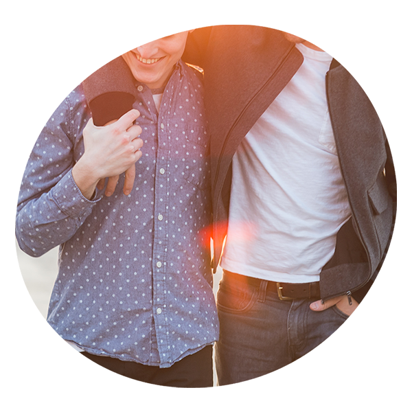 Photo d'un couple après une consultation avec un sexologue Thérapie de couple pour améliorer la communication et résoudre les problèmes relationnels.